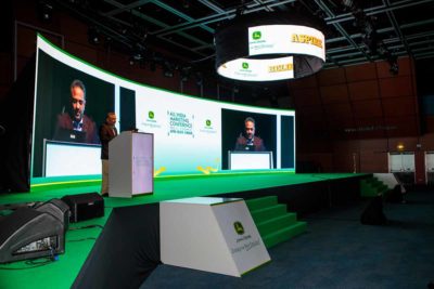 Professionally-designed-stage-for-an-event-in-Prague-400x267